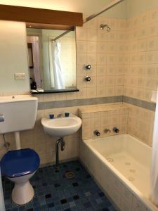 Canberra Lyneham Motor Inn - Location and Accessibility