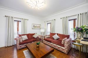CARLTON COURT - MAYFAIR - Neighborhood and Accessibility