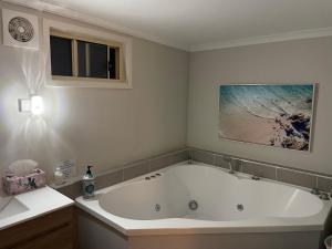 Churchills B&B Twin Spa Getaway Studio - Host and Local Knowledge