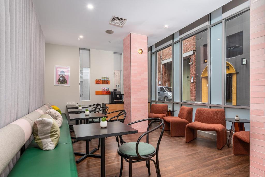 City Limits Hotel Apartments - Parking and Transportation