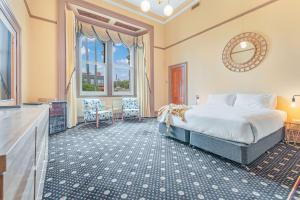 Clocktower Suites - Dining and Amenities