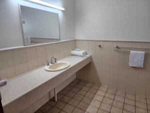 Country Roads Motor Inn Naracoorte - On-site Facilities and Services