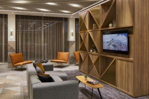 Courtyard by Marriott London City Airport - Room Features and Amenities