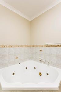 Cradle Mountain Hotel - Amenities and Facilities