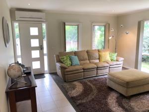 Grand Escape Mckenzie - Solar Heated Pool Wifi, Netflix 5 Bdrm 4bthrm, Free 8kw EV Chging - Policies and Rules