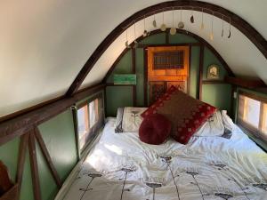 Gypsy Van Tiny House With Unique Outdoor Bathroom, WIFI & Firepit - Private Bathroom and Linens