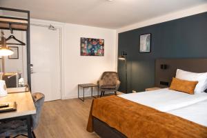 Hotel and the Cafe De Paris - Accessibility and Child Policy