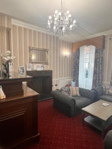 Hotel Cavendish - Nearby Attractions and Landmarks