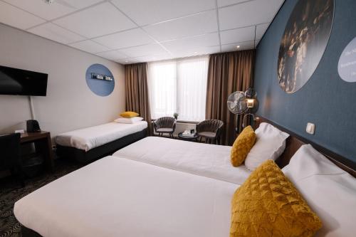 Hotel De Koophandel - Nearby Attractions and Accessibility