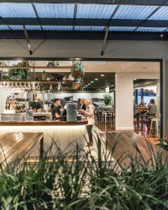 Huskisson Hotel - Dining and Entertainment