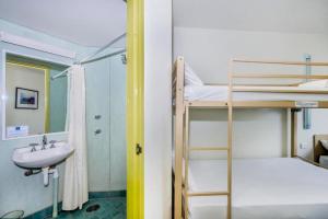 Ibis Budget Coffs Harbour - Swimming Pool and Parking