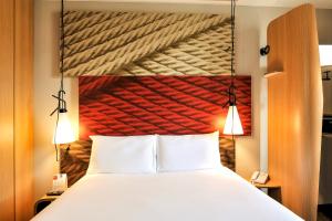 Ibis Schiphol Amsterdam Airport - Transportation and Accessibility