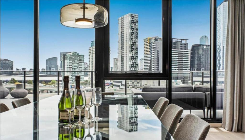 Luxury Penthouse with Astonishing Bay and City Views Review