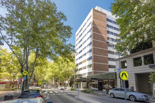 Macleay Hotel - Dining Options and Room Service