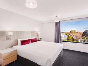 Mercure Melbourne Albert Park - Guest Ratings Analysis