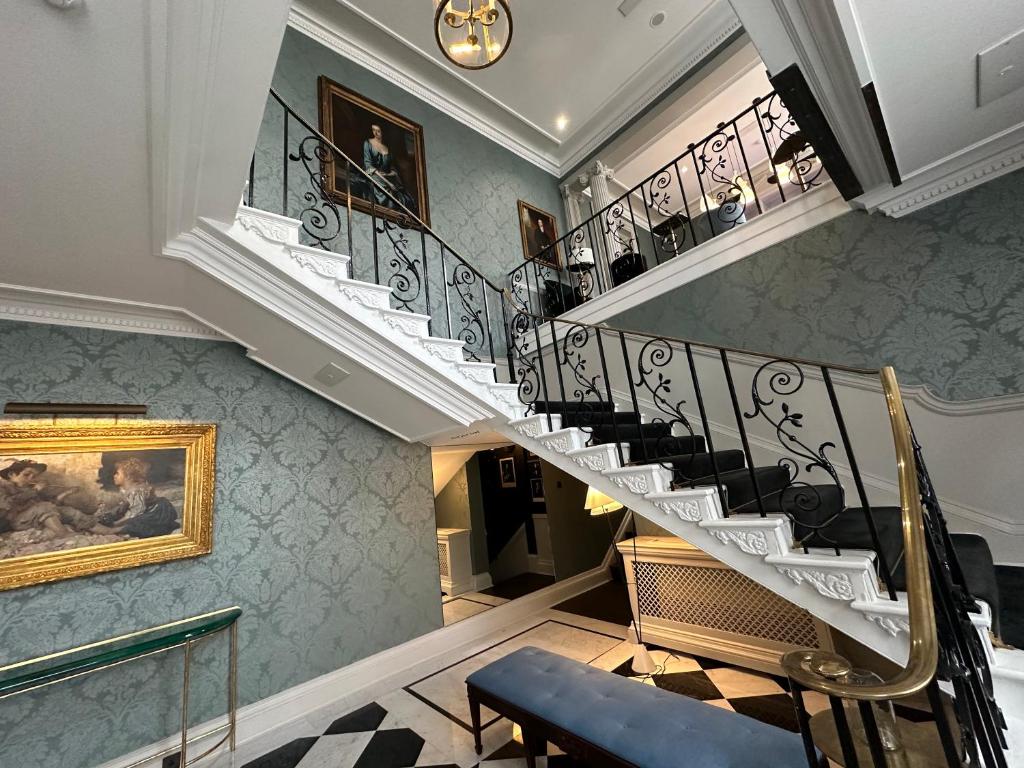 No. 30 Knightsbridge - Guest Services