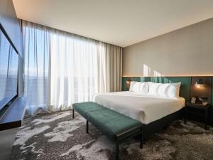 Novotel Melbourne Airport - Room Features and Accommodations