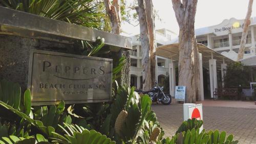 Palm Cove Paradise - Couples Spa Beach Getaway - Location and Surroundings