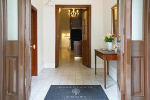 Queensgate Court - Check-in and Check-out