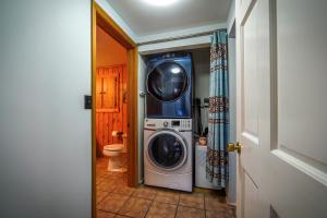 Serene Mountain Getaway, Hot Tub, Sauna, Lake View, Swim, Fish, Hiking, EV Plugin - Recreational Activities