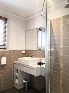 Seymours On Lydiard - Luxurious Amenities