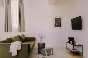 Sonder Chelsea Green - Room Features