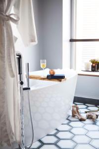 Thompson Dallas, by Hyatt - Guest Services