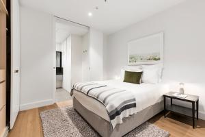 Tyrian Albert Park Lake Review - Facilities and Amenities