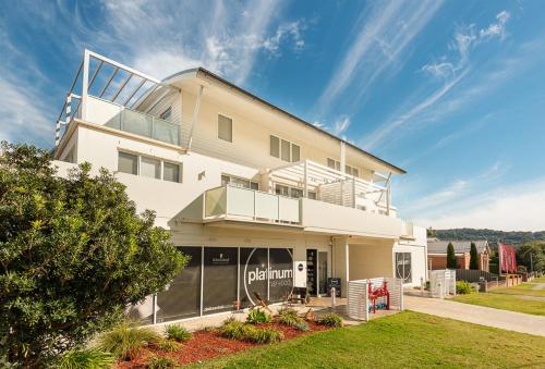 Warners Bay Apartments - Guest Capacity