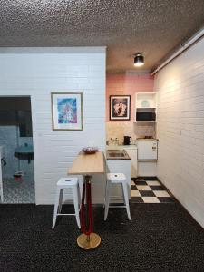West End Motel & Backpackers - Location and Nearby Attractions