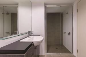 Adina Apartment Hotel Sydney Airport - Nearby Transport and Amenities