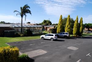 Arkana Motor Inn & Terrace Apartments - Air-Conditioning and Private Bathrooms