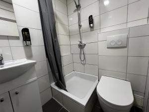 Budget Trianon Hotel - Location and Accessibility