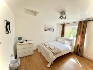 Canary Wharf Holiday Rooms - Exploring the Neighborhood