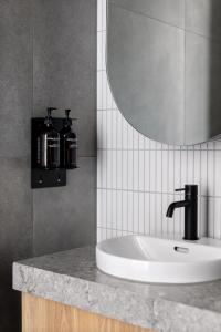 Caroline Serviced Apartments Richmond - Booking Policies