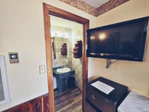 Cedar Wood Inn - Nearby Attractions