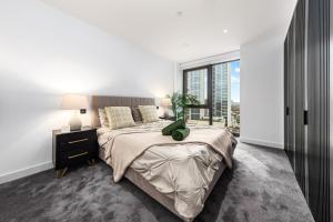 Central London New 2 Bedroom Flat Riverview Balcony - Stylish and Modern Design