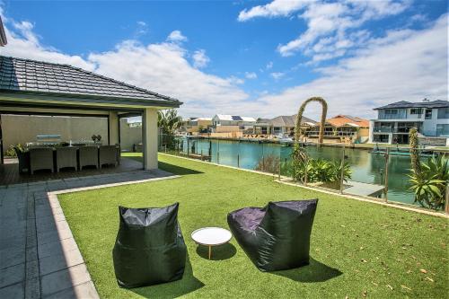 CHILLAX HOUSE - Luxury, Canals, Jetty, Family Friendly - Sleeps 14 in Style! - Nearby Attractions