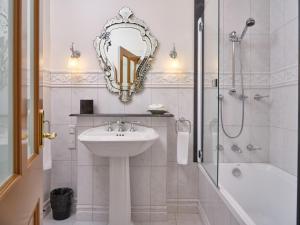 Craigs Royal Hotel - Parking and Accessibility