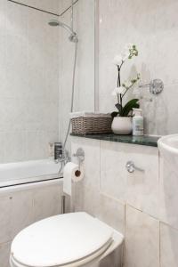 Discounted Flat W Lovely Terrace Near Kings Road - Getting to the Property