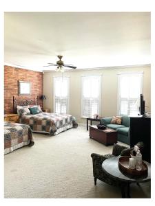 Eagles Nest Inn - Location and Ratings