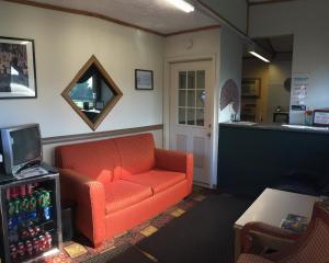 Economy Inn Bloomington - Getting to the Property