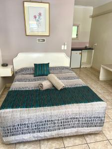 Elkira Court Motel - Booking and Reservation Details