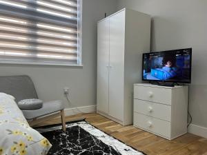 Grand Bleu - London - Next to Piccadilly Line Tube Station & Brand New Facilities - Nearby Attractions and Transportation