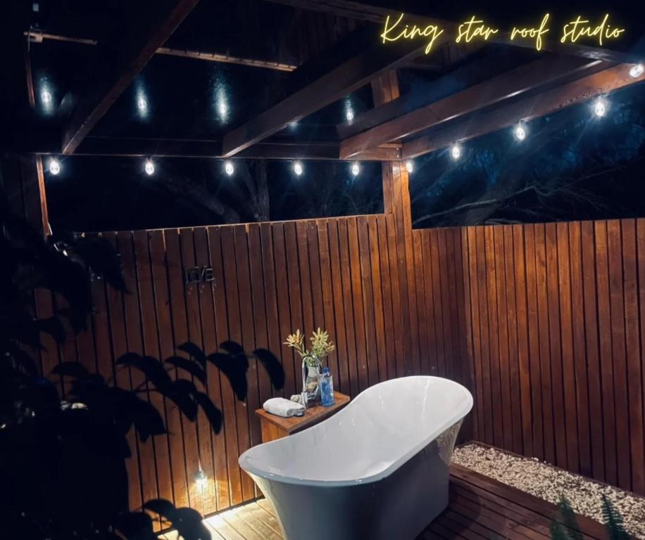 Grape Juice Retreat Rustic romantic gateway 5mins to beaches & town Review