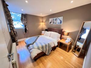 Great River Thames View Entire Apartment in The Most Central London - Amenities and Services