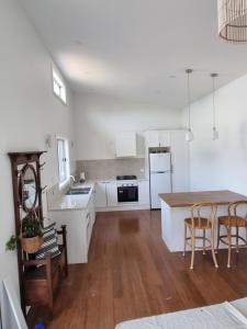 Greenhills Guesthouse - Kitchen and Dining