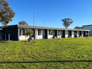 Happy Wanderer Motel Lake Boga ON THE LAKE WITH LAKE VIEWS - Booking and Check-in/Check-out