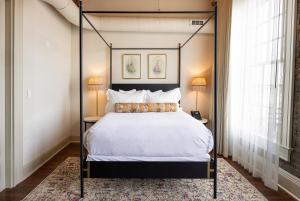 Hotel Cleo Knoxville - Nearby Attractions and Accessibility