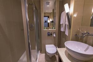 Hyde Park International - Booking and Policies